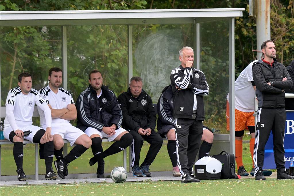 Carsten Walschus (2.v.r.) hat sich beim SV Preußen für diese Mannschaft entschieden: René Pörteners und Marcel Möller teilen sich den Platz zwischen den Pfosten, auf dem Feld sollen Alexander Hausmeyer, Axel Schulze Beckinghausen, Daniel Diesner, Florian Hans, Levin Inkmann, Niklas Urban, Pascal Herrmann, René Siegel, Daniel Kunde, Robin Gastmeister und Thies Adam für Furore sorgen.