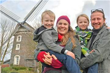 Caspar, Astrid, Luc und Boris Hudournik (v.l.) leben gerne in Erle. Boris Hudournik wünscht sich aber, dass keine Grünflächen im Ortskern mehr für Bauprojekte geopfert werden.