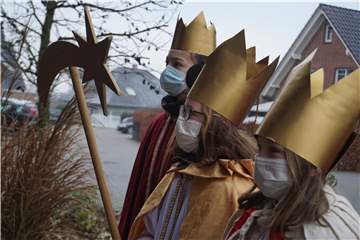 Caspar, Melchior und Balthasar, alias (v.r.) Pia Pentrup, Rike Pentrup und Zoe Hagenkamp bringen den Segen der Sternsinger.