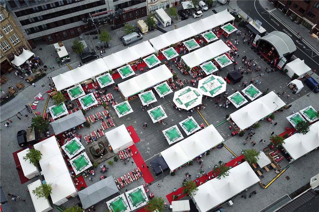 Castrop kocht über 2024: Programm und Gastronomen im Schnellüberblick "Castrop kocht über" auf dem Marktplatz sieht jedes Jahr in etwa so aus. Dieses Luftbild entstand 2019.