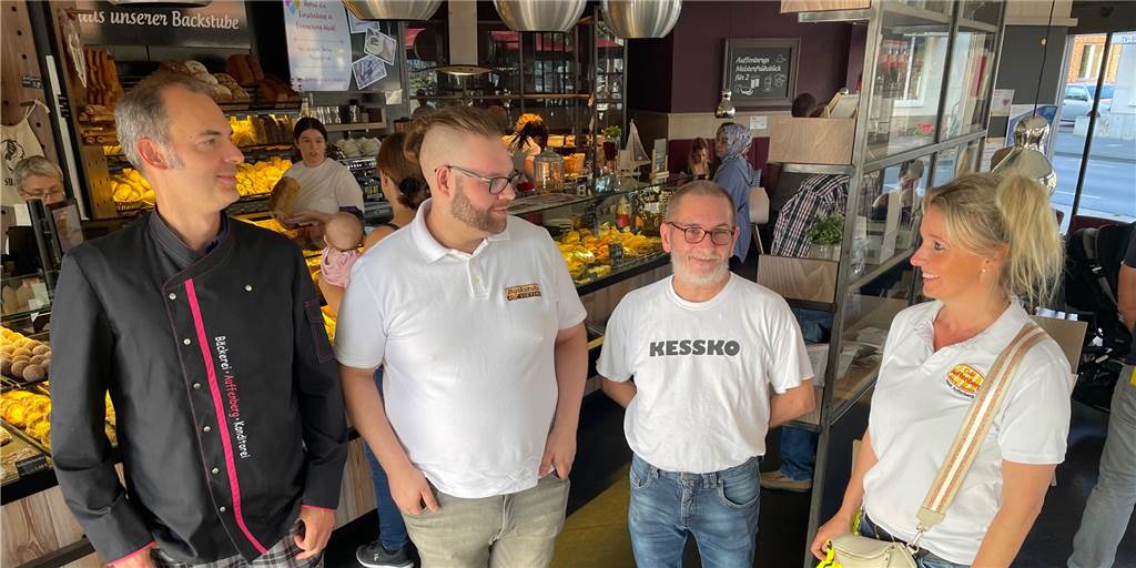 Castrop-Rauxeler Bäcker stehen am Mittwochmorgen (24.8.) in einer dunklen Bäckerei.