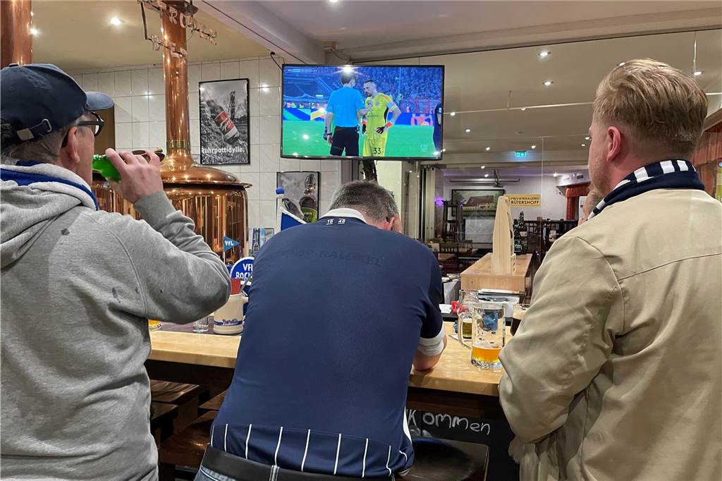 Fußball-Wunder von Düsseldorf: Unfassbarer Abend für VfL-Fans im Brauhaus Castrop-Rauxeler Fans des VfL Bochum erleben im Brauhaus Rütershoff das Elfmeterschießen und das Relegations-Wunder von Düsseldorf.