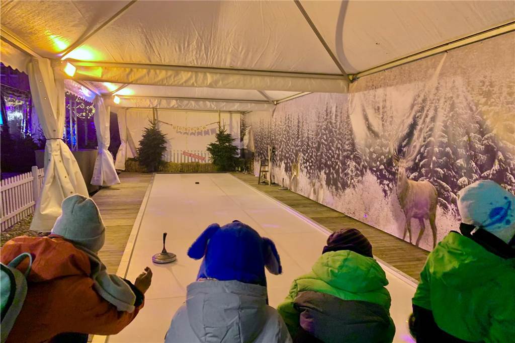 Neuer Termin für das Weihnachtsdorf: Eissportler und Engel gesucht Castroper Weihnachtsdorf am Reiterbrunnen feierte im Jahr 2023 Premiere. Auch bei der Neuauflage soll es wieder Eisstockschießen geben.