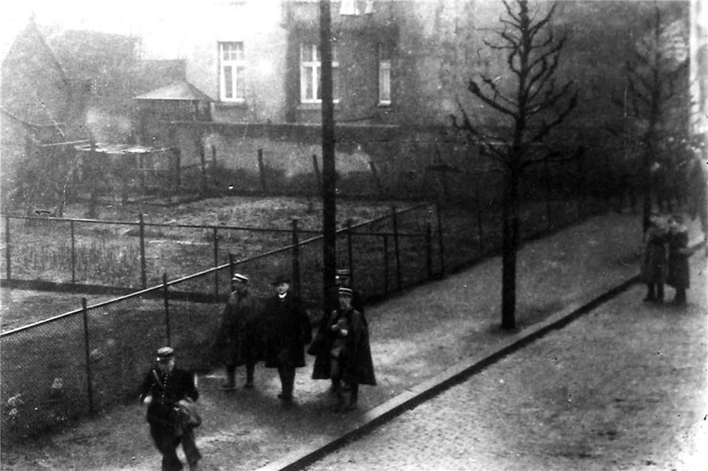 Castrops Bürgermeister Leonhard Wynen wird am 27. Januar 1923 von Soldaten der französischen Armee festgenommen. Er wehrte sich, den Anweisungen der Besatzer Folge zu leisten.