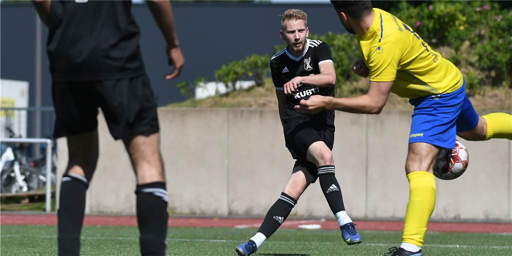 Nur zwei Tore fallen in müdem Derby zwischen SG Castrop und Spvg Schwerin Castrops Roy Breilmann (beim Schuss) traf gegen die Spvg Schwerin zum 1:0.