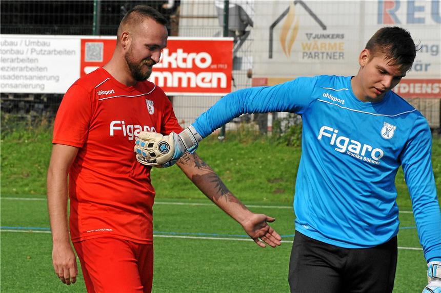 Castroper Torhüter verdient sich beim Spiel sein Mittagessen Castrops Torhüter Cedric Niemeyer (r.) und sein Mitspieler Ingmar Holtkamp.