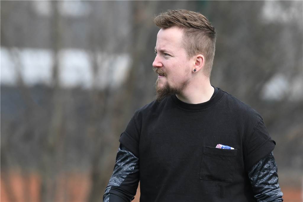 Siegtor im Derby zwischen FC Frohlinde und SG Castrop fällt in der Nachspielzeit Castrops Trainer Jonas Heider.
