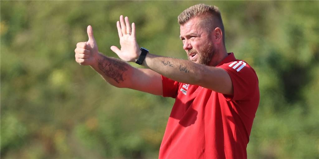 Bezirksliga: Trainer der SG Castrop sperren eigene Spieler Castrops Trainer Tino Westphal (im Bild) und sein Mitstreiter Damian Liedtke haben selbst Sperren gegen zwei ihrer Spieler verhängt.