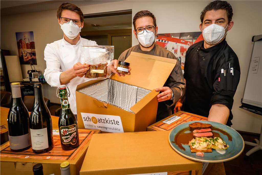 4-Gänge-Menü frei Haus: Dortmund hat seinen ersten Edel-Lieferservice Cateringmanufaktur-Betriebsleiter Dominik Schön (M.) und die Köche Jörg Ehrich (l.) und Alexander Kirst bei der Vorstellung der Sch(m)atzkiste