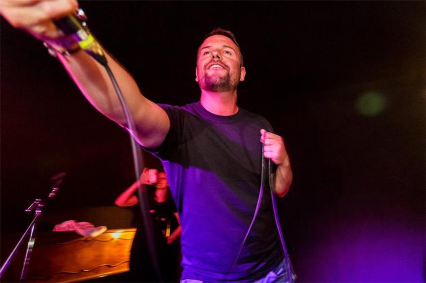 "Caught in the Act"-Sänger Lee Baxter hat bei einem Meet-and-Greet im TNT-Club 100 Fans glücklich gemacht.