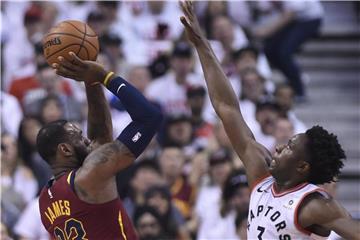 Cavaliers-Star LeBron James (l) war erneut nicht zu stoppen. Foto: Nathan Denette/The Canadian Press/AP