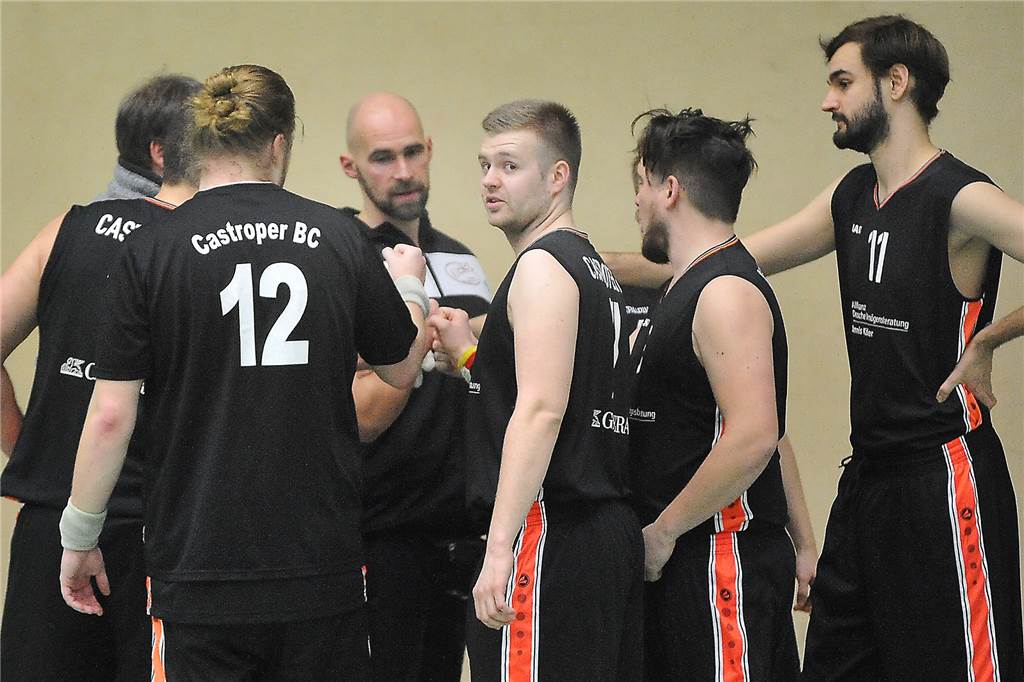 Der Lockdown des Castroper BC erreicht bald eine Rekord-Marke CBC-Trainer Holger Jansen mit seinen Schützlingen.