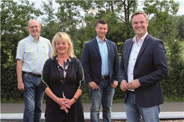 CDU-Bürgermeisterkandidat Dr. Michael Räckers (r.) wird von den Ahauser Liberalen im Wahlkampf unterstützt. Das Bild zeigt ihn mit Christian Möllers (Beisitzer, 2.v.r.), Christiane Gottheil (FDP-Stadtverbandsvorsitzende, 2.v.l.) und dem stellvertretenden Stadtverbandsvorsitzenden Manfred Wigger (l.).