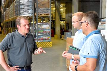 CDU-Bürgermeisterkandidat Frank Engbers (l.) im Gespräch mit dem kaufmännischen Betriebsleiter von Bewital Christof Sicking (r.) und Thomas Rathmer, Vertriebsleiter Bewital Agri, der für die CDU als Kandidat im Wahlbezirk I antritt.