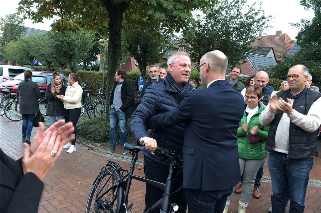 Dieter Berkemeier ist neuer Bürgermeister der Gemeinde Legden CDU-Kandidat Bernhard Laukötter nahm den neuen Bürgermeister Dieter Berkemeier in Empfang und gratulierte als erster.