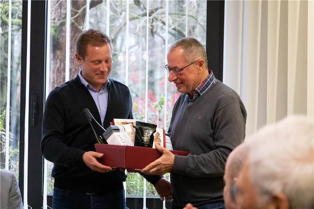 Hendrik Dierichs ist Kirchhellens neuer Bezirksbürgermeister CDU-Kollege Dominik Nowak bedankte sich im Namen seiner Partei für den langjährigen engagierten Einsatz bei Ludger Schnieder.