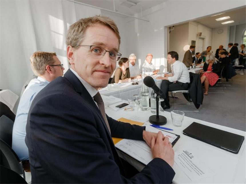 Klares Ja für "Jamaika"-Koalitionsverhandlungen im Norden CDU-Landeschef Daniel Günther ist erfreut über die klaren Signale. Foto: Markus Scholz