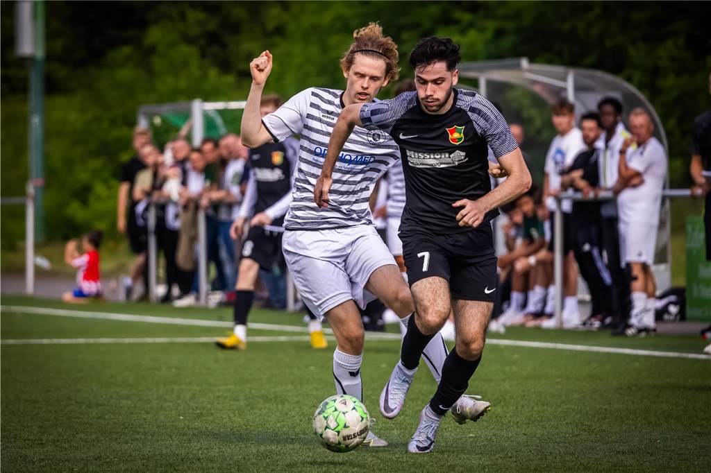 FC Roj enttäuscht bislang in der Landesliga: Türkspor-Neuzugang soll Trend mit umkehren Cebrail Akin (r.) ist zurück beim FC Roj.