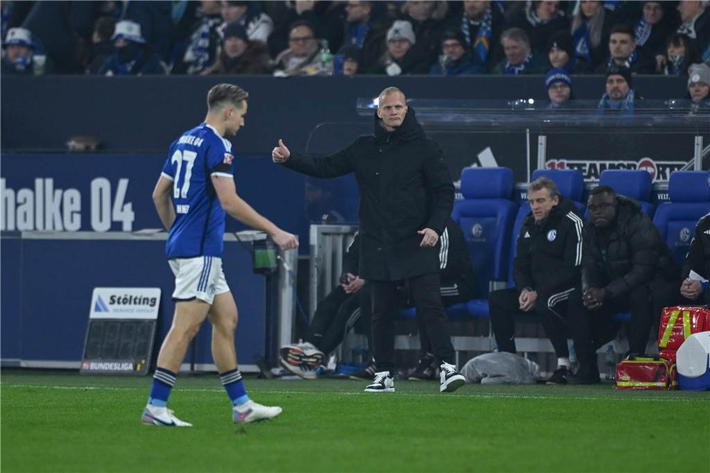 Abwehrschwächen und zwei Pfostenschüsse: Noten der Schalker Spieler Cedric Brunner musste in der ersten Halbzeit behandelt werden.