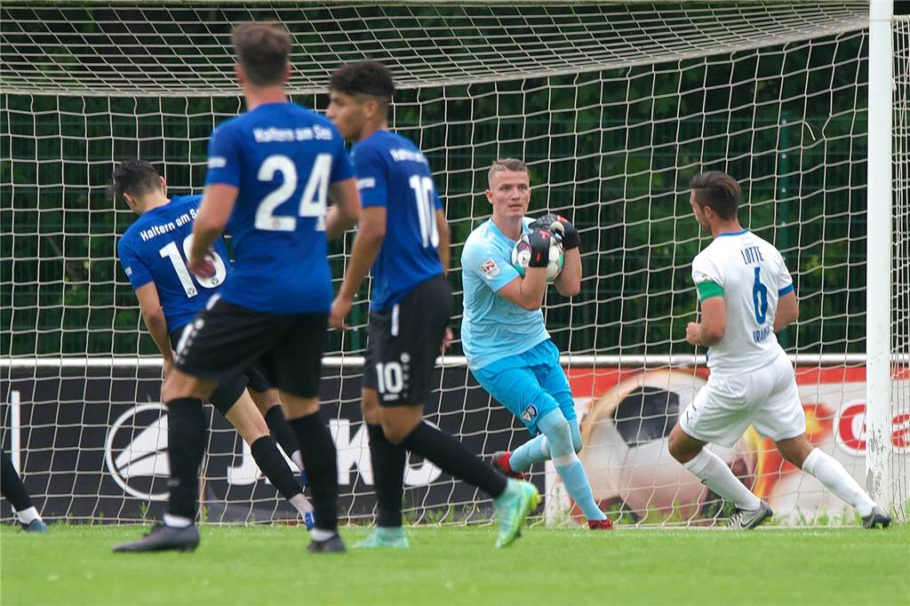 „Mit Abstand unser schlechtestes Spiel“ - und trotzdem gewinnt der TuS Haltern Cedric Drobe (2.v.r.) bewahrte den TuS Haltern am See gegen GW Nottuln mit mehreren Paraden vor einem Rückstand.