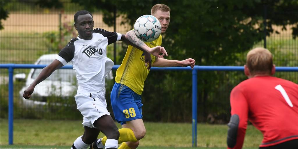 Kreispokal: Trainer der Spvg Schwerin ist nach Aus im Schimpf-Modus Cedric Kroll (r) und die Spvg Schwerin sind in der zweiten Runde aus dem Kreispokal ausgeschieden.