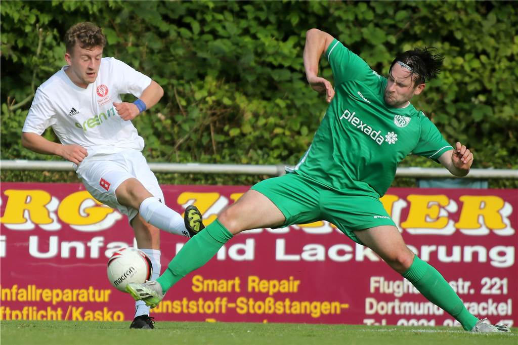 SV Brackel 06 verlängert zwei Talente: Verein setzt auf Neuzugang Cedric Mielsch führt einen Zweikamüf.