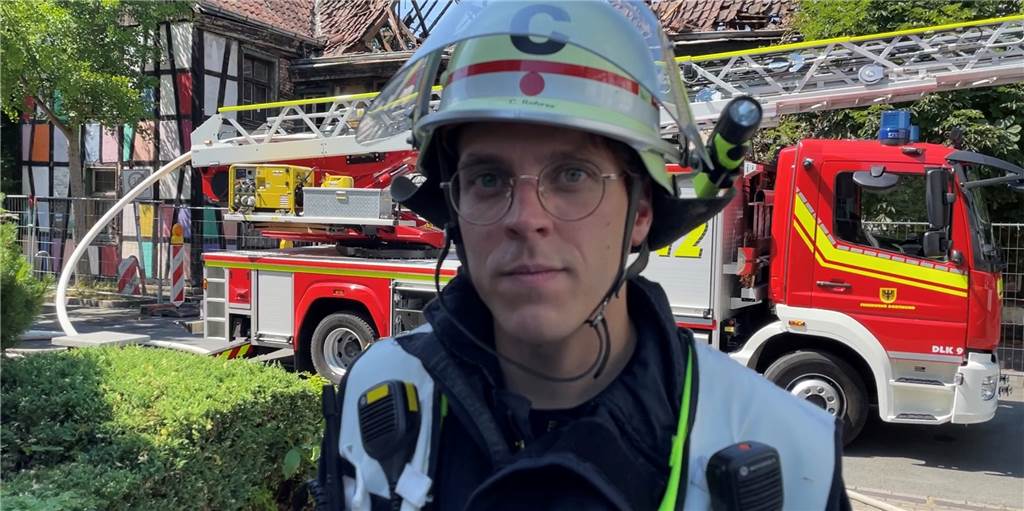 Feuerwehr schon wieder mit Vollalarm in Mengede: Das steckt dahinter Cedric Rohrer, Einsatzleiter beim Brand des Fachwerkhauses in Mengede, im Interview mit unserer Redaktion.