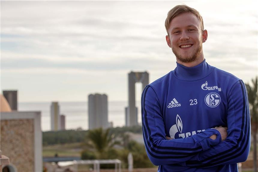 Teuchert in Benidorm eingetroffen - Pjaca im Anflug Cedric Teuchert hat beim S04 einen Vertrag bis 2021 unterschrieben.