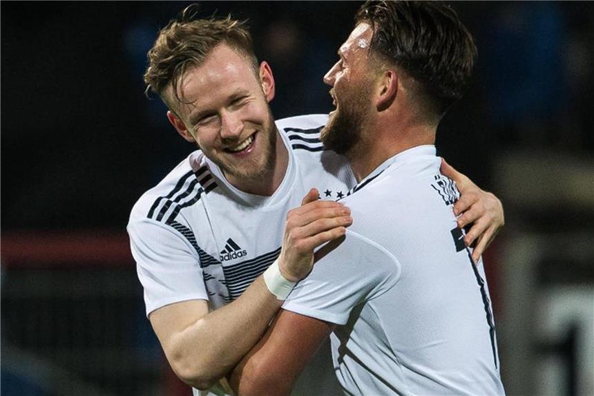 U21 weiter auf Erfolgskurs: Verdientes 3:0 gegen Israel Cedric Teuchert (l) und Torschütze Eduard Löwen jubeln nach dem Treffer zum 1:0 gegen Israel. Foto: Swen Pförtner