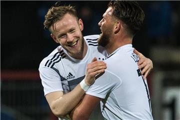 Cedric Teuchert (l) und Torschütze Eduard Löwen jubeln nach dem Treffer zum 1:0 gegen Israel. Foto: Swen Pförtner