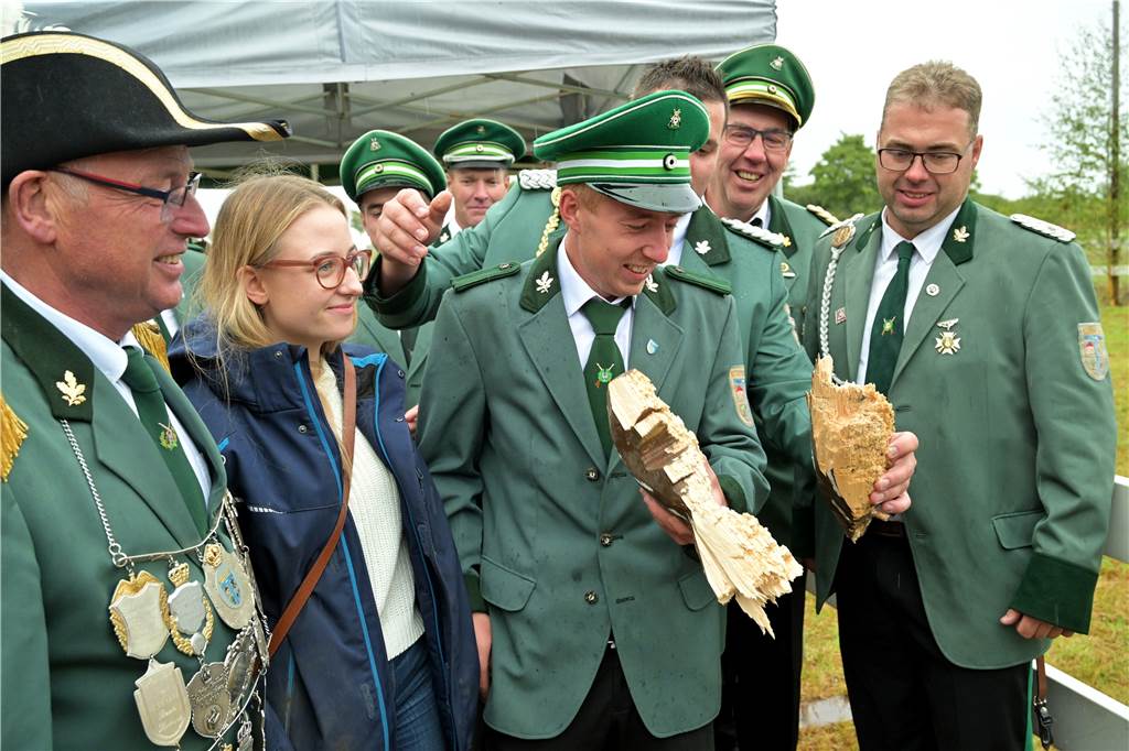 Sülsener Schützen haben neuen König: Andre Stürmer hat den Vogel abgeschossen Celina Gaida ist die neue Königin.