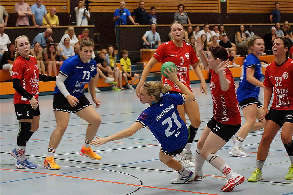 Königsborner SV zieht nach dem Derbysieg am HC TuRa vorbei: Abwehrreihen dominieren Celina Pelz vom Königsborner SV erhöht in dieser Szene auf 18:12.