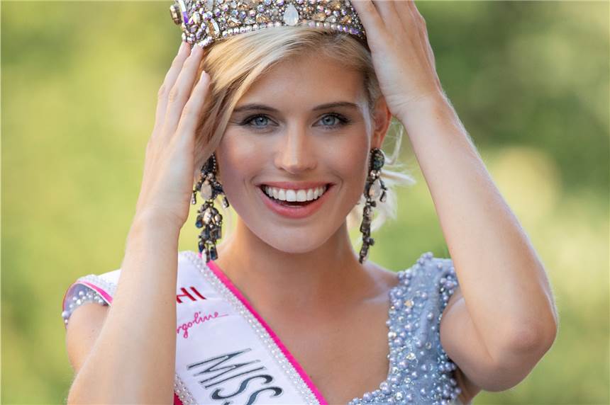 „Miss Universe Germany“ Celine Willers ist in Ahaus zur Schule gegangen Celine Willers ist zu „Miss Universe Germany“ gewählt worden. Die 25-Jährige, die in Ahaus aufgewachsen ist und an der Canisiusschule Abitur gemacht hat, tritt im Dezember in Thailand um den Welt-Titel an.