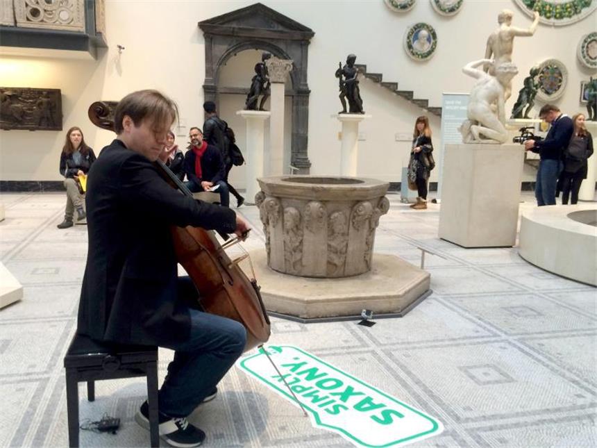 Cellist Vogler musiziert in Londoner Museum Cellist Jan Vogler ganz leger im Victoria & Albert Museum. Foto: Teresa Dapp
