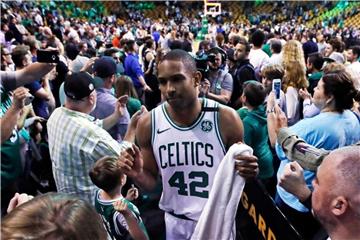 Celtics-Center Al Horford (M) steuerte 26 Punkte zum Sieg gegen Philadelphia bei. Foto: Charles Krupa/AP