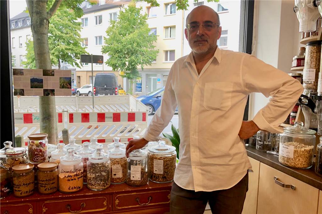 Baustelle auf der Saarlandstraße kam für die Geschäftsleute überraschend Cem Erdoğdu findet es unglücklich, dass er nicht über die Baustelle informiert wurde.