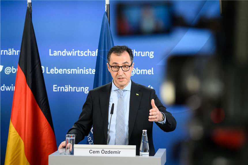 Was der Krieg für die weltweite Lebensmittelversorgung bedeutet Cem Özdemir (Bündnis 90/Die Grünen), Bundesminister für Ernährung und Landwirtschaft, äußert sich bei einer Pressekonferenz nach einem Sondertreffen der G7-Agrarministerinnen und -minister.