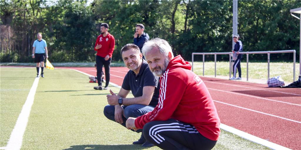 Zwei Trainer haben Verdacht: Wichtiges Spiel im Abstiegskampf der Kreisliga A wurde manipuliert Cemal Cicibas (vorn), Trainer von Eintracht Ickern, und Mustafa Mokhtari, Coach des FC Marokko Herne, stecken im Abstiegskampf. Sie fürchten, dass beim 7:2 des DSC Wanne II gegen den BV Herne-Süd nicht alles mit rechten Dingen zuging.
