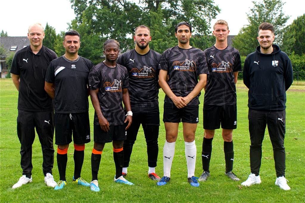 Cengiz Güner (2.v.l.) ist der neue starke Mann bei der SpVg Bönen, er ist neuer Trainer.