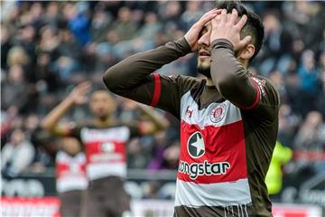 Cenk Sahin hat sich beim Spiel des FC St. Pauli gegen den 1. FC Heidenheim verletzt. Foto: Axel Heimken