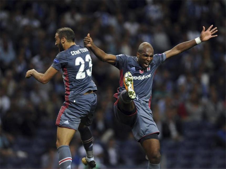Besiktas Istanbul: Steiler Aufstieg in unruhigen Zeiten Cenk Tosun (l) und Ryan Babel von Besiktas Istanbul feiern einen Treffer. Foto: Paulo Duarte