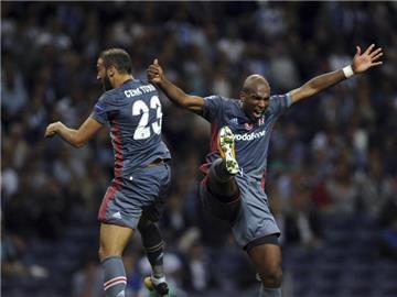 Cenk Tosun (l) und Ryan Babel von Besiktas Istanbul feiern einen Treffer. Foto: Paulo Duarte