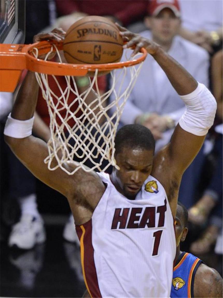 LeBron James am Ziel: NBA-Meister mit Miami Center Chris Bosh von den Thunder hängt nach einem Dunking am Korb. Foto: Rhona Wise