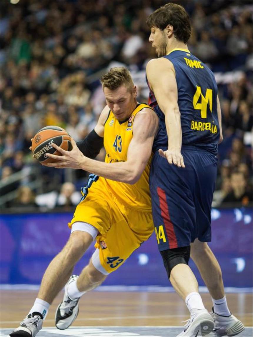 ALBA gewinnt sensationell gegen Barcelona Center Leon Radosevic drängt sich an Ante Tomic vorbei. Foto: Lukas Schulze