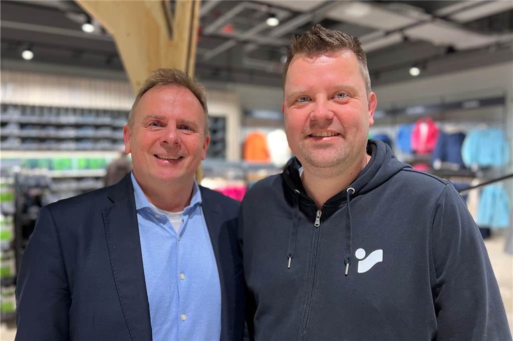 Kunden stürmten in die neue Intersport-Filiale in den Mercaden Centermanager Uwe Matthias und Intersport-Inhaber Marinus Kösters freuten sich, dass am Donnerstagmorgen so viele Kundinnen und Kunden in den neuen Laden der Dorstener Mercaden gekommen sind.