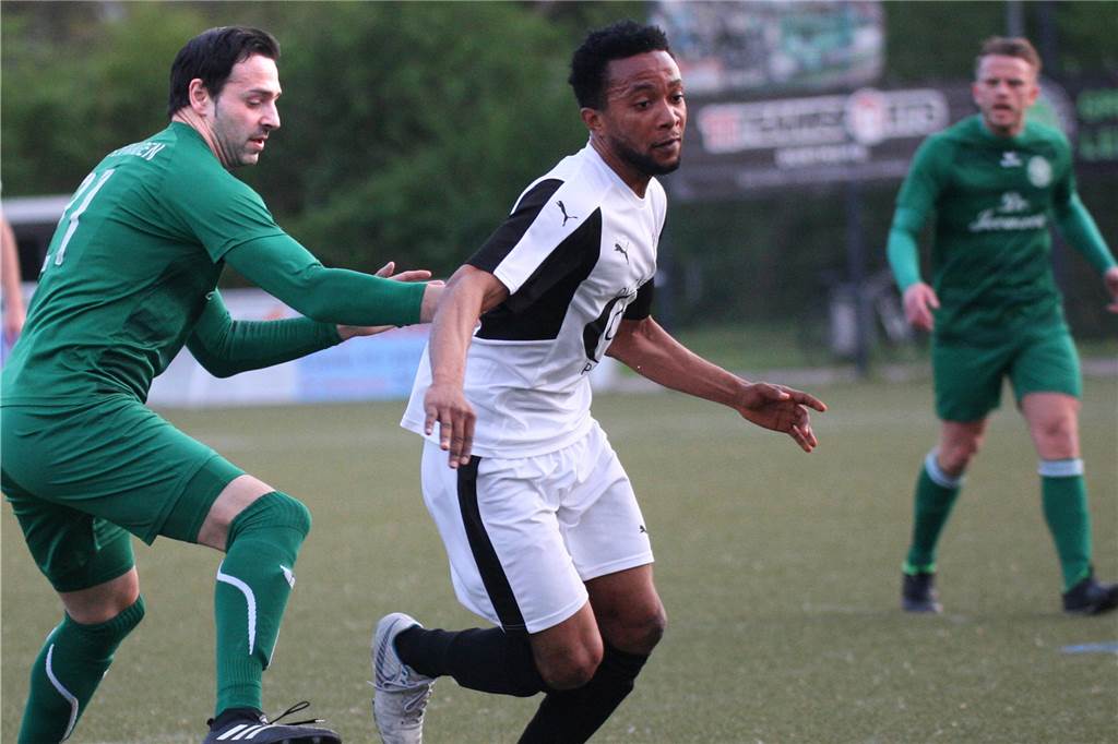 FC Brünninghausen holt Kicker aus der Bezirksliga und Spieler vom Ligakonkurrenten Centurion Emokpaire (r.) spielt aktuell noch für den VfL Kemminghausen.