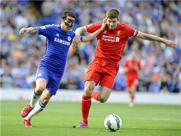 Cesc Fabregas (l) vom FC Chelsea und Liverpools Steven Gerrard kämpfen um den Ball. Foto: Gerry Penny