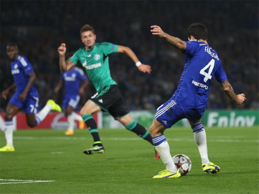 Schalker Ausrufezeichen: 1:1 beim FC Chelsea Cesc Fàbregas (r) erzielte die Führung für die Londoner. Foto: Ina Fassbender