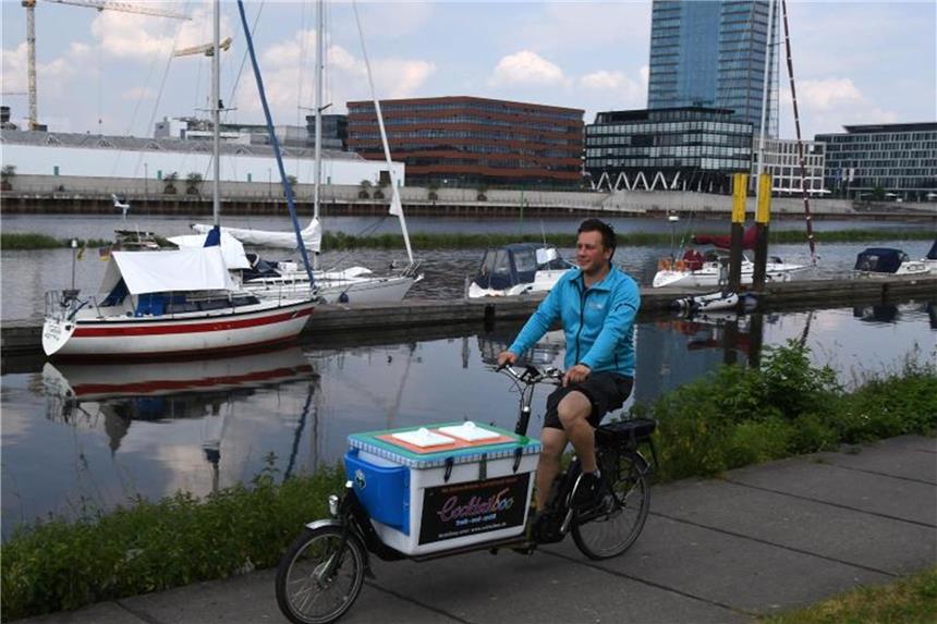 Frisch gemixte Cocktails per Fahrradkurier Cesur Yeni liefert per Fahrrad Cocktails aus. Foto: Carmen Jaspersen