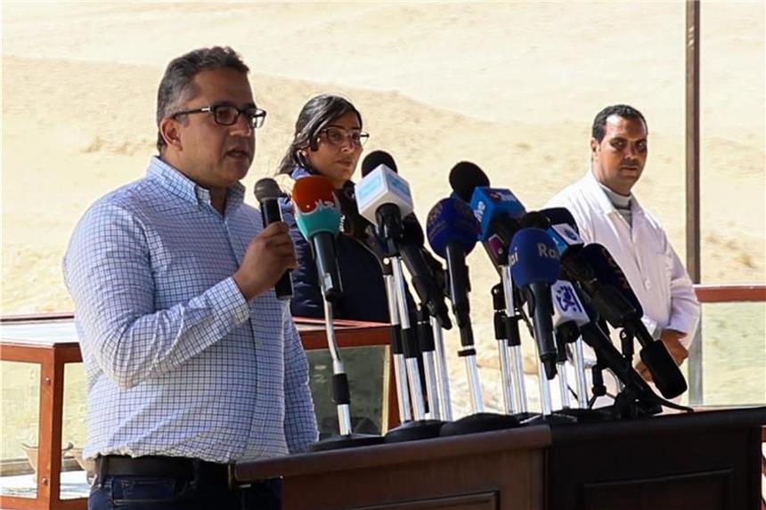 Archäologen entdecken antike Totenstadt Chaled al-Enani, Antikenminister von Ägypten, beim Statement zur Entdeckung einer über 2500 Jahre alten Nekropole. Foto: Samer Abdallah